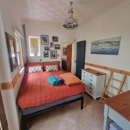 Shore Thing - Just A Stones Throw From The Beach Sandgate Exterior photo
