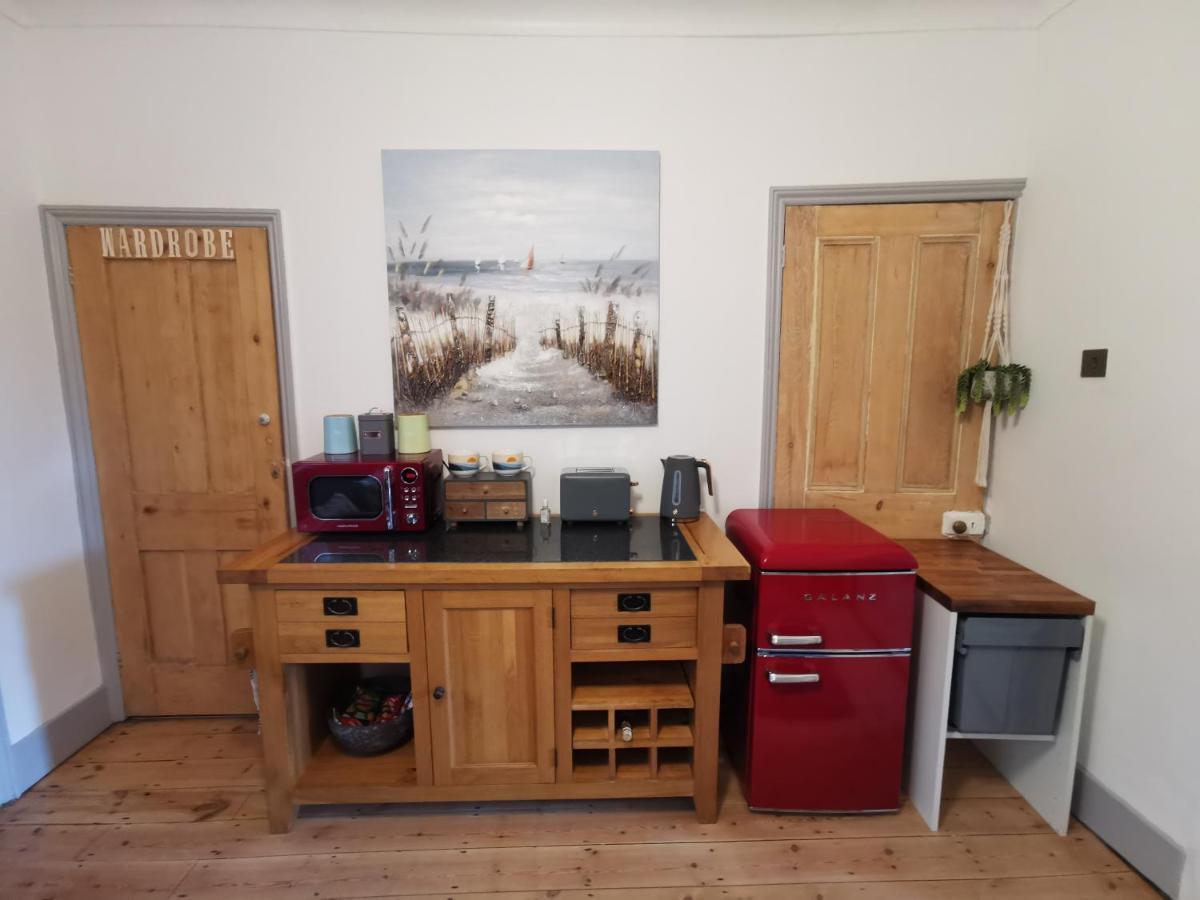 Shore Thing - Just A Stones Throw From The Beach Sandgate Exterior photo