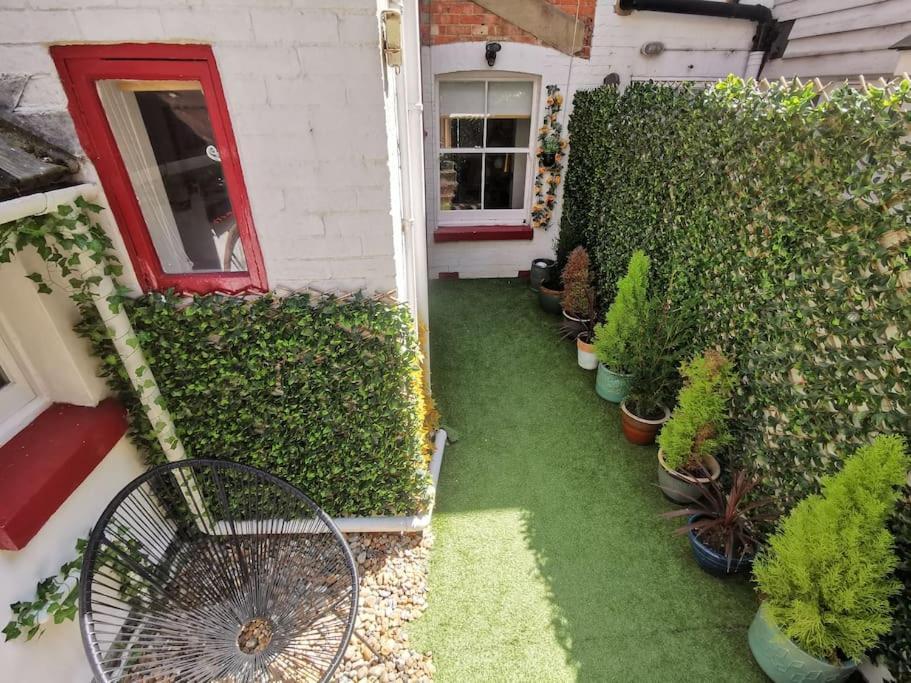 Shore Thing - Just A Stones Throw From The Beach Sandgate Exterior photo