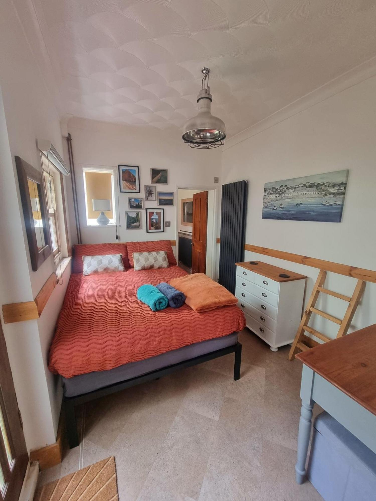 Shore Thing - Just A Stones Throw From The Beach Sandgate Exterior photo